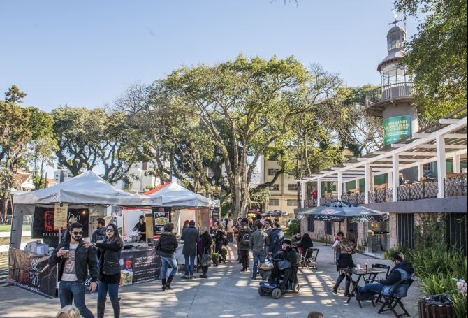 Crescimento urbano e desenvolvimento cultural leva curitibano a ocupar os espaços públicos, como na Praça da Espanha. Crescimento urbano e desenvolvimento cultural leva curitibano a ocupar os espaços públicos, como na Praça da Espanha.