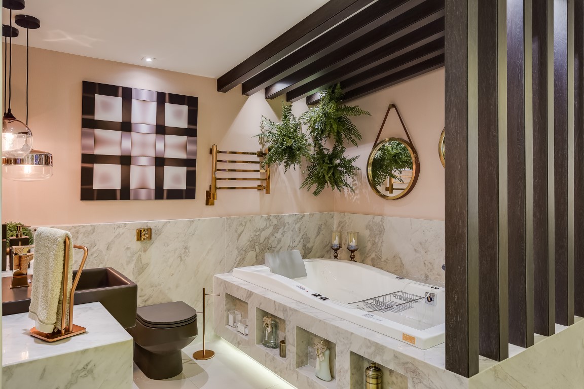 Ambiente projetado pelo escritório Leal Ribas para a mostra Baden Banho, tem louças no tom marrom e uma pegada retrô
Fotos: Nenad Radovanovic