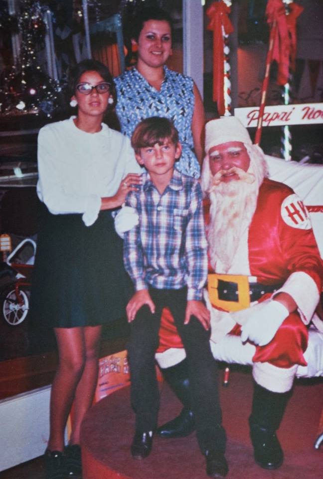 No Natal da HM de 1967, José Amaral, com 8 anos, e as irmãs Bernadete (13) e Elizabeth (18). Foto: Arquivo/ José Amaral No Natal da HM de 1967, José Amaral, com 8 anos, e as irmãs Bernadete (13) e Elizabeth (18). Foto: Arquivo/ José Amaral