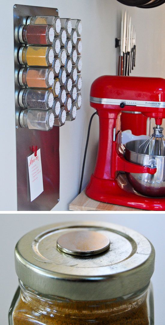 Pequenos potinhos de vidro, com imã na tampa, viraram porta-temperos. /Crédito: Pinterest. Pequenos potinhos de vidro, com imã na tampa, viraram porta-temperos. /Crédito: Pinterest.