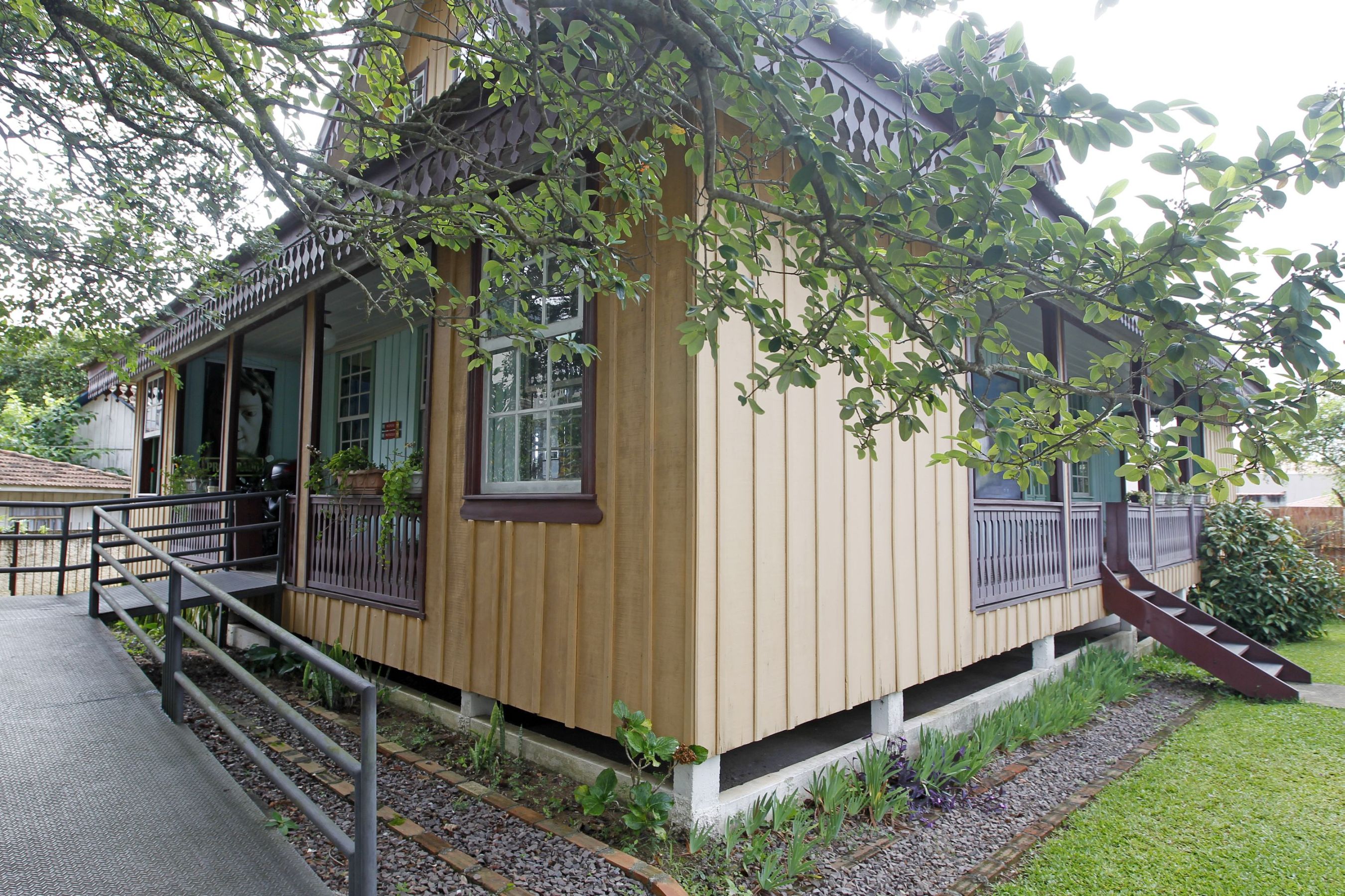 Casarão onde funciona a sede do IPHAN no Paraná foi transportada do bairro Portão para o Juvevê em 1988 (Antonio More/Gazeta do Povo)