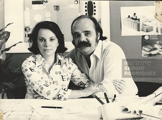 Vera Beatriz e Sergio Rodrigues no seu estúdio de criação, em Botafogo, no Rio de Janeiro, por volta de 1974. Foto: Instituto Sergio Rodrigues/Reprodução Vera Beatriz e Sergio Rodrigues no seu estúdio de criação, em Botafogo, no Rio de Janeiro, por volta de 1974. Foto: Instituto Sergio Rodrigues/Reprodução