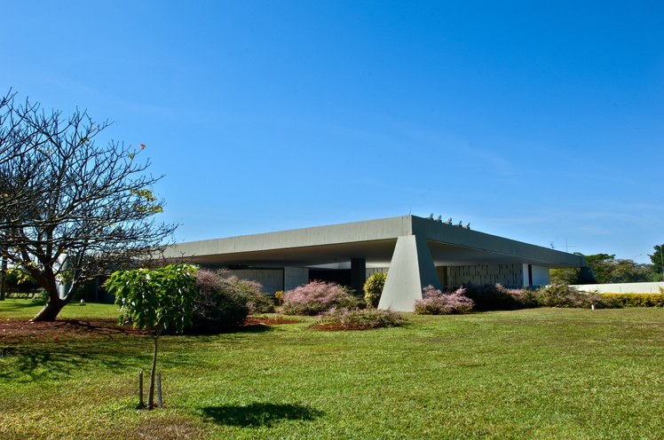 Em memorial descritivo, Oscar Niemeyer, autor do projeto, explica que decidiu misturar características das antigas casas de fazenda com a moderna técnica de concreto armado Foto: Aluízio de Assis / Divulgação Em memorial descritivo, Oscar Niemeyer, autor do projeto, explica que decidiu misturar características das antigas casas de fazenda com a moderna técnica de concreto armado Foto: Aluízio de Assis / Divulgação