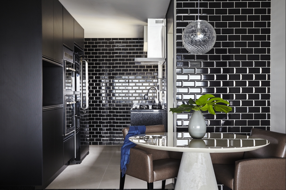 Azulejos de metrô são os novos queridinhos da decoração; saiba onde comprar Ambiente criado pelo escritório Palma Interiores, com azulejo Metrô Black. Foto: Eliane Revestimentos/Divulgação