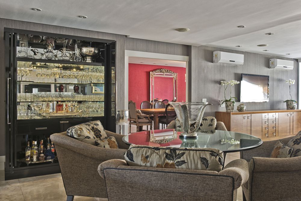 Cristaleira sofisticada abriga as garrafas e coleção de taças, no projeto do arquiteto e designer Eduardo Mourão. Foto: Marcelo Stammer/Divulgação