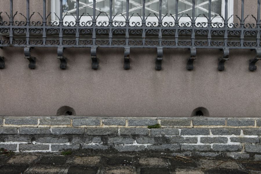 Respiros minúsculos fazem o bunker de uma residência no Alto da XV passar despercebido. Hoje o espaço serve de depósito. Foto: André Rodrigues/Gazeta do Povo Respiros minúsculos fazem o bunker de uma residência no Alto da XV passar despercebido. Hoje o espaço serve de depósito. Foto: André Rodrigues/Gazeta do Povo