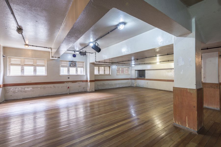 Abrigo antiaéreo do Colégio Estadual do Paraná, comprovadamente inspirado nos bunkers das Agulhas Negras. Foto: Fernando Zequinão/Gazeta do Povo Abrigo antiaéreo do Colégio Estadual do Paraná, comprovadamente inspirado nos bunkers das Agulhas Negras. Foto: Fernando Zequinão/Gazeta do Povo