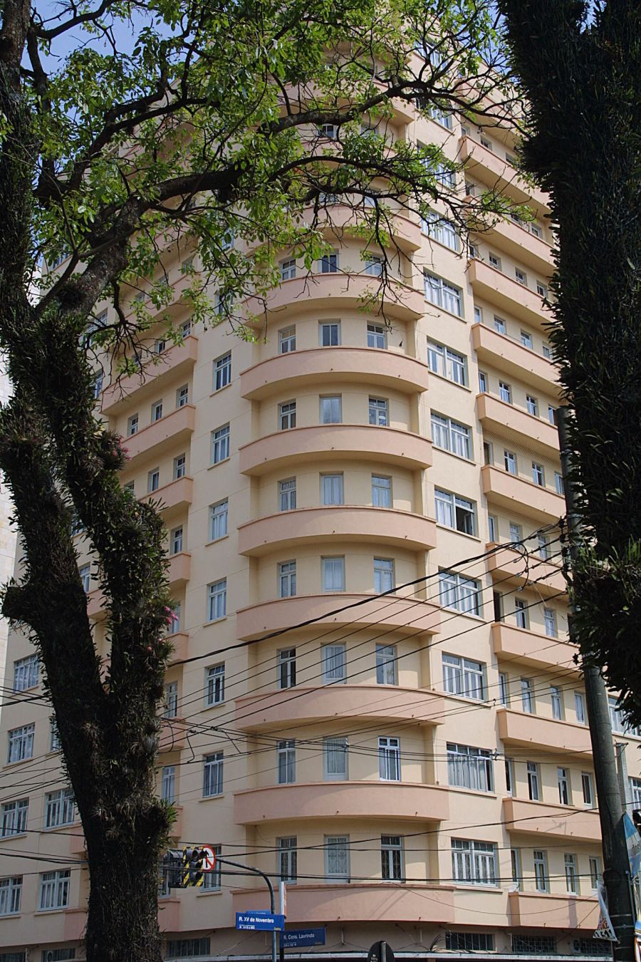Edifício Marumby tem espaço subterrâneo, mas seu criador nunca deixou clara a finalidade do ‘abrigo’. Edifício Marumby tem espaço subterrâneo, mas seu criador nunca deixou clara a finalidade do ‘abrigo’.