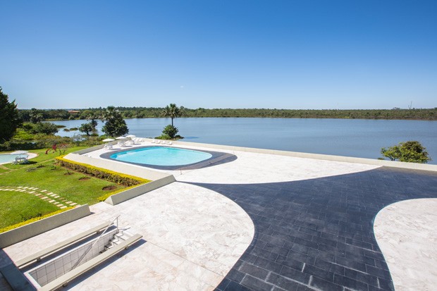 Área externa do Palácio Jaburu com vista para a lagoa de mesmo nome. Foto: Anderson Riedel / Divulgação. Área externa do Palácio Jaburu com vista para a lagoa de mesmo nome. Foto: Anderson Riedel / Divulgação.
