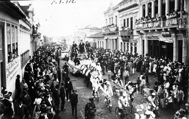 Curitiba sempre teve carnaval! Veja imagens das festas de outros tempos Curitiba sempre teve carnaval! Veja imagens das festas de outros tempos