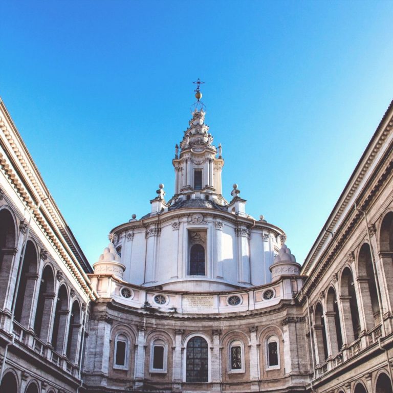 Igreja de Sant'Ivo alla Sapienza, em Roma, é uma obra de Francesco Borromini que teve a cúpula danificada em terremoto de 2016.
Foto: Reprodução Instagram.