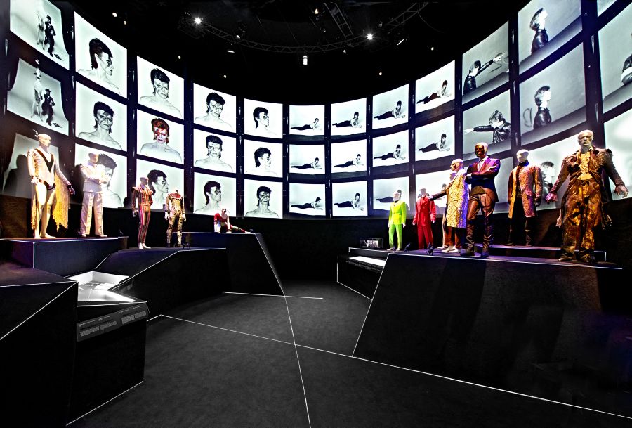 Cenografia da exposição “David Bowie”, em 2014, em São Paulo. Foto: Museu da Imagem e do Som/Divulgação Cenografia da exposição “David Bowie”, em 2014, em São Paulo. Foto: Museu da Imagem e do Som/Divulgação