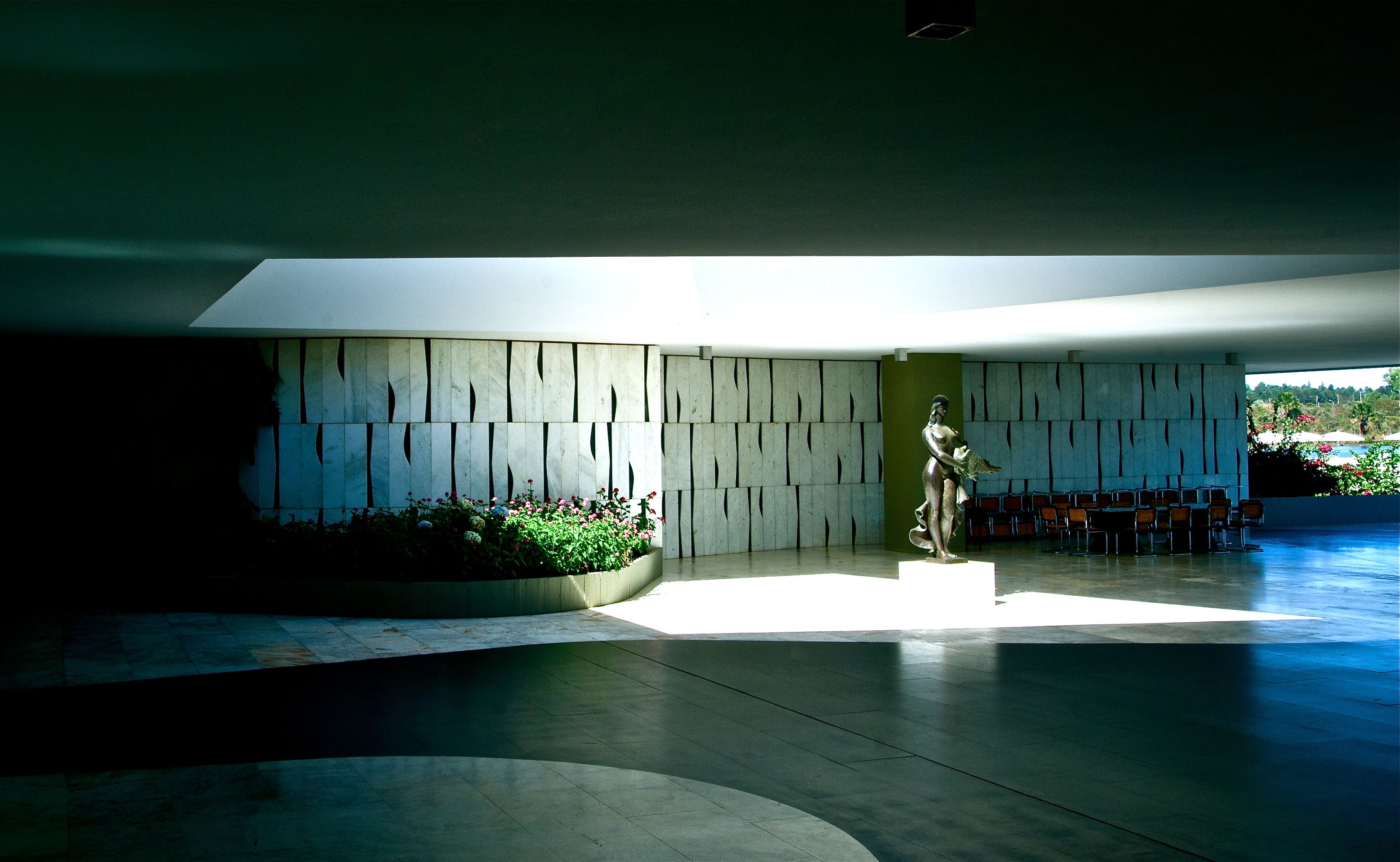 Em destaque, a escultura em bronze, Leda e o Cisne, de Alfredo Ceschiatti e, ao fundo, painel de Athos Bulcão. Foto: Aluízio de Assis / Divulgação Em destaque, a escultura em bronze, Leda e o Cisne, de Alfredo Ceschiatti e, ao fundo, painel de Athos Bulcão. Foto: Aluízio de Assis / Divulgação