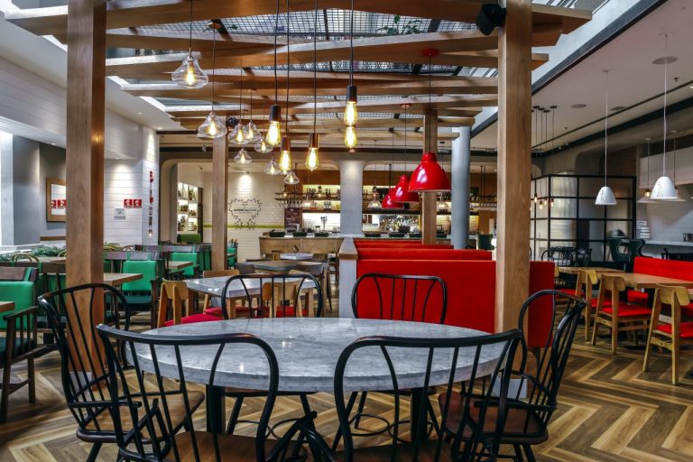 Tons quentes, ambientes iluminados e uma cozinha aberta dão o tom italiano ao novo projeto decorativo do Abbraccio, lançado em Curitiba. Foto: André Rodrigues / Gazeta do Povo