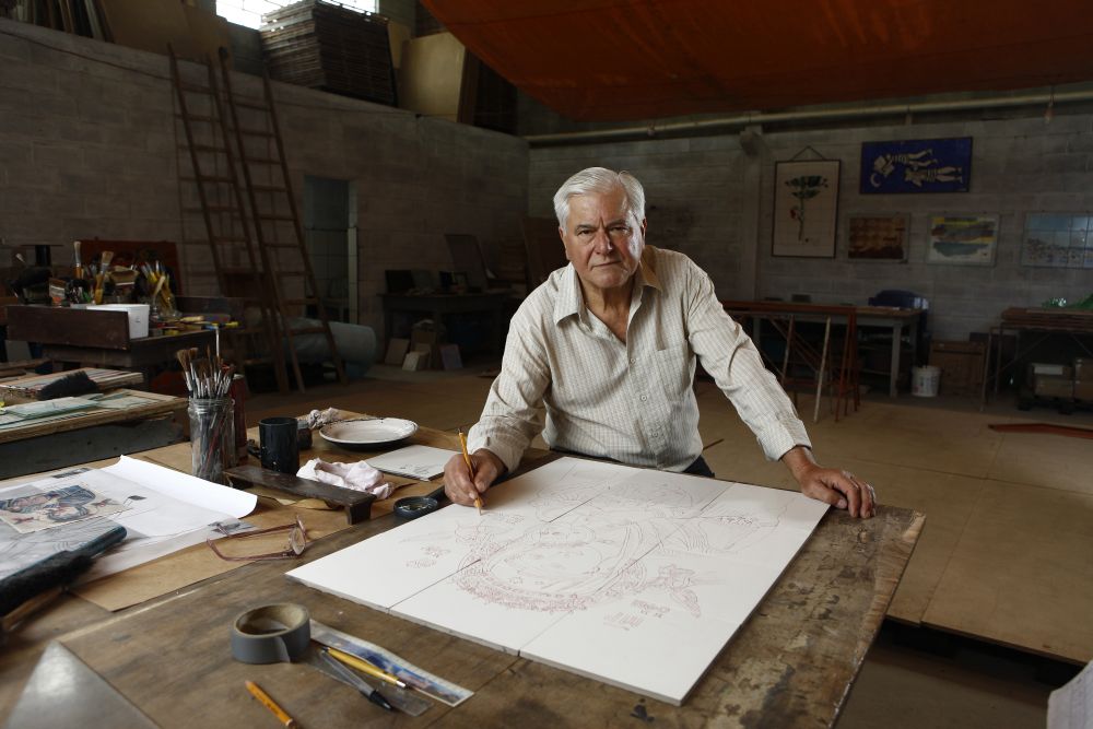 Com traço delicado e preciso, Lenzi assina a execução dos painéis de Poty Lazzarotto. Foto: André Rodrigues/Gazeta do Povo