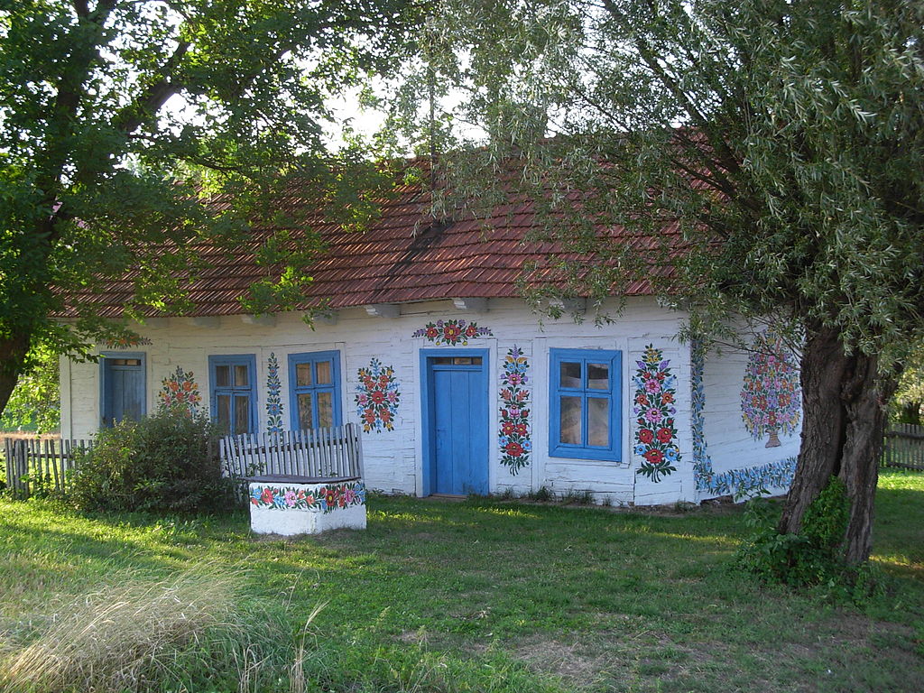 Casas de Zalipie são pintadas à mão pelos moradores com estampas florais. Fotos Wikimedia Commons Casas de Zalipie são pintadas à mão pelos moradores com estampas florais. Fotos Wikimedia Commons