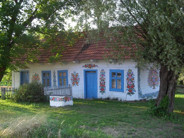 Casas de Zalipie são pintadas à mão pelos moradores com estampas florais. Fotos Wikimedia Commons
