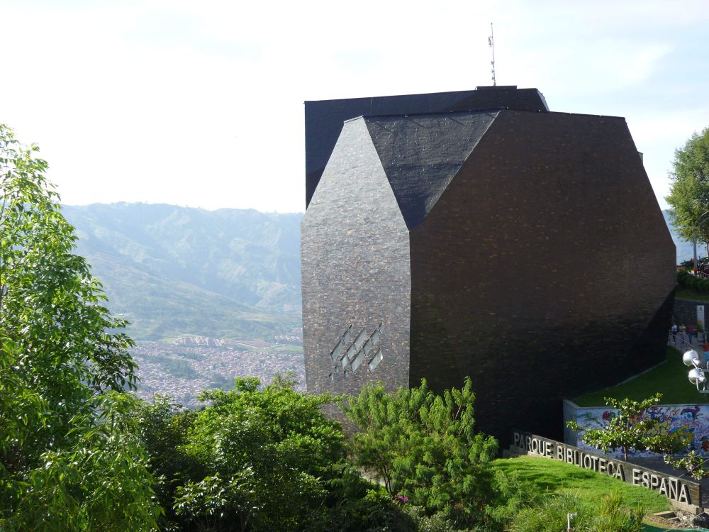 Tijolos de bolhas de plástico? Prédio com cascata de chuva? Isso é arquitetura do futuro Tijolos de bolhas de plástico? Prédio com cascata de chuva? Isso é arquitetura do futuro