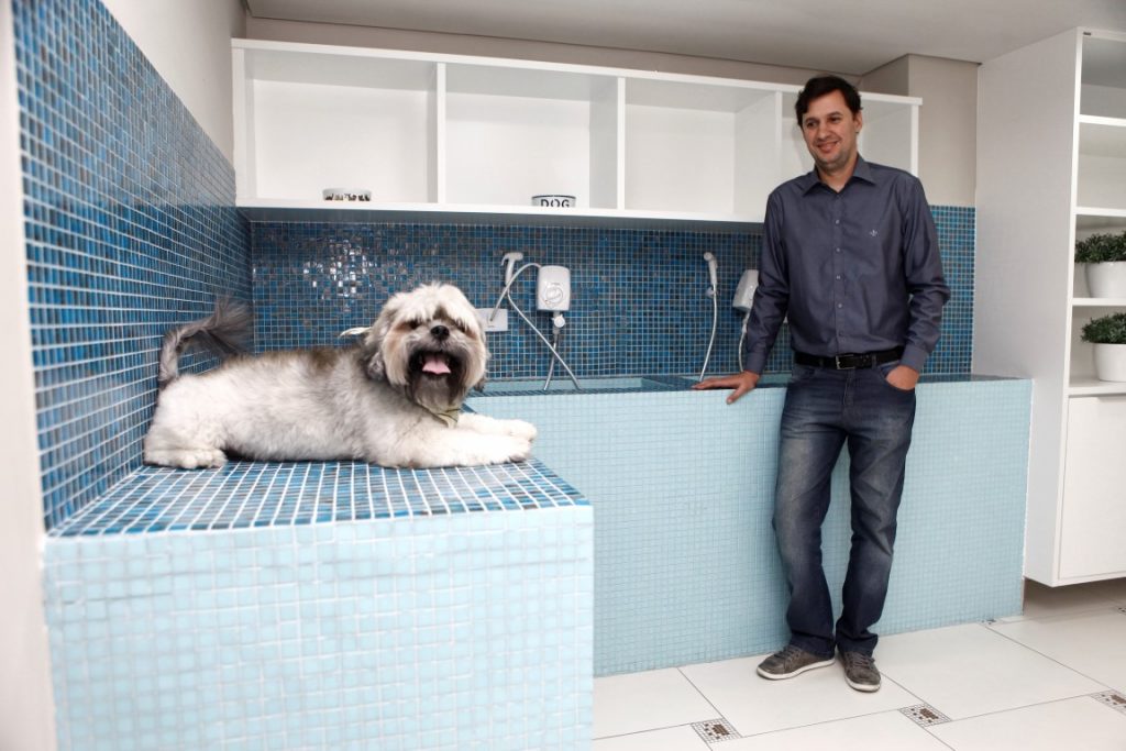 Espaço pet em prédios viabiliza economia para os moradores O empresário e síndico Vinicius Ferreira Correia na companhia de Batatinha no espaço pet do condomínio. Foto: André Rodrigues/Gazeta do Povo