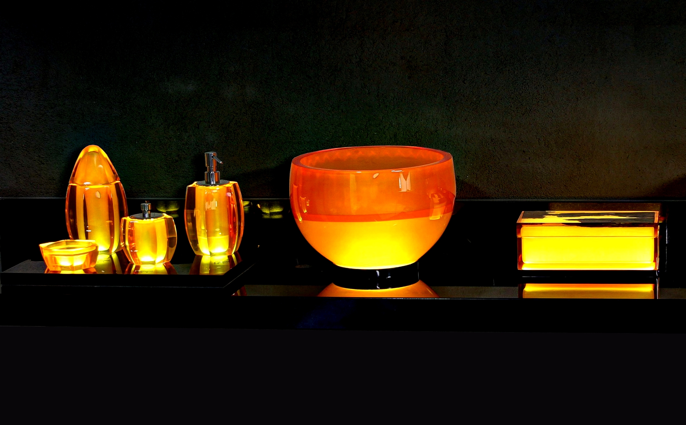 Produzida em resina de poliéster, a linha de acessórios assinada pelo designer Rubens Szpilman traz sofisticação e modernidade aos banheiros. Foto: Divulgação