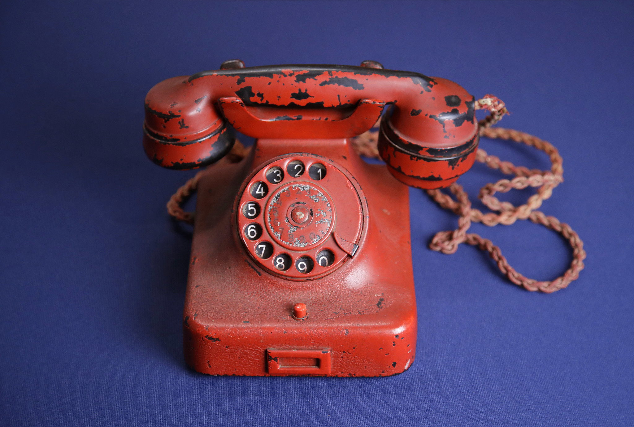 Telefone vermelho pessoal de Adolf Hitler foi a leilão no último dia 19 no Alexander
Historical Auctions, nos Estados Unidos. Foto: Alexander
Historical Auctions/Reprodução Telefone vermelho pessoal de Adolf Hitler foi a leilão no último dia 19 no Alexander
Historical Auctions, nos Estados Unidos. Foto: Alexander
Historical Auctions/Reprodução