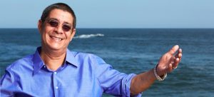 Zeca Pagodinho lança coleção de móveis com fábrica artesanal de SC O cantor brasileiro decidiu se aventurar pelo design e decoração, e assinou parceria com a catarinense Empório Tambo. Foto: Zeca Pagodinho/Reprodução