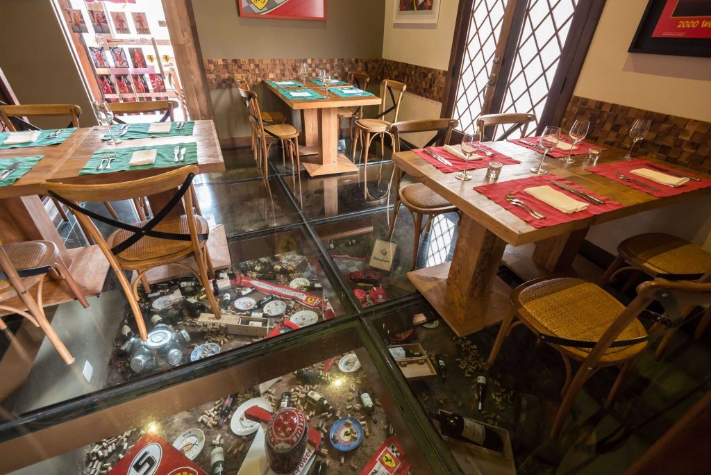 5 restaurantes com arquitetura histórica para visitar e tomar um bom vinho Salão do La Scuderia sobre piso de vidro, construído em casa da década de 1920. Foto: Fernando Zequinão