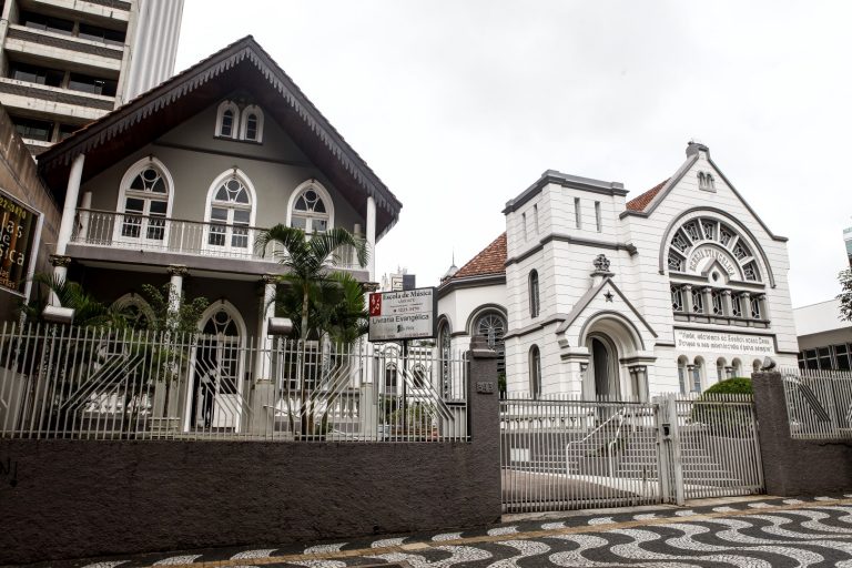Com ar neoclássico, a igreja Presbiteriana da Comendador Araújo apresenta arco-pleno na fachada e capitéis nas colunas, preservando o projeto original. Foto: André Rodrigues / Gazeta do Povo