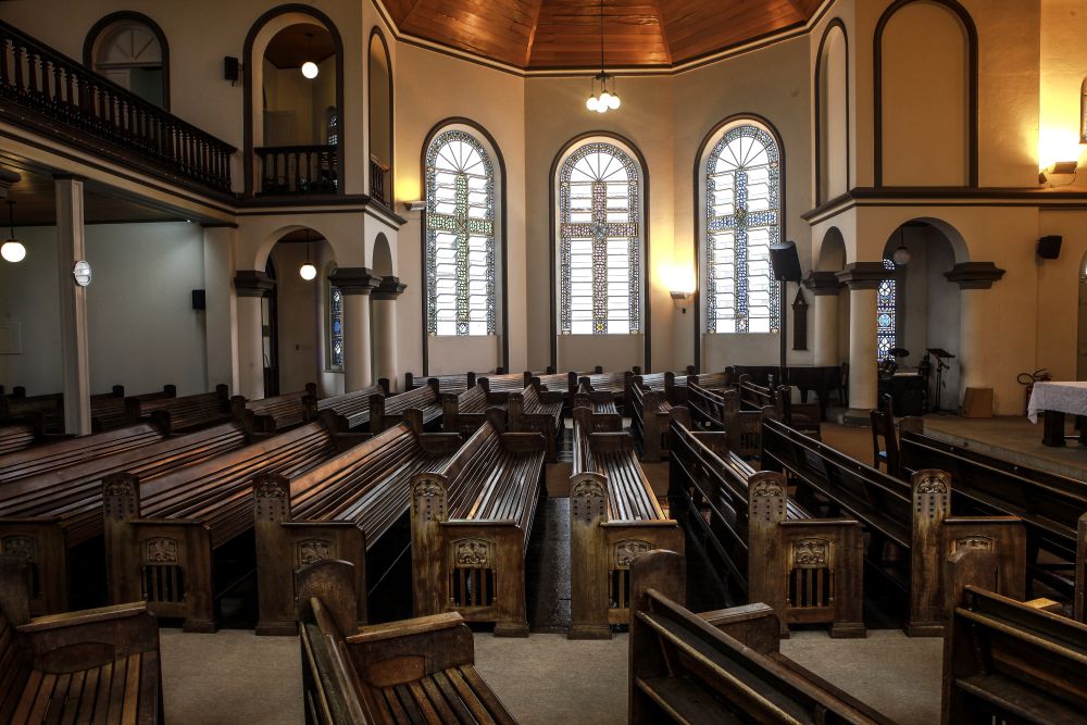 Por dentro da igreja, chamam a atenção a sobriedade e o colorido dos vidros das janelas. Por dentro da igreja, chamam a atenção a sobriedade e o colorido dos vidros das janelas.