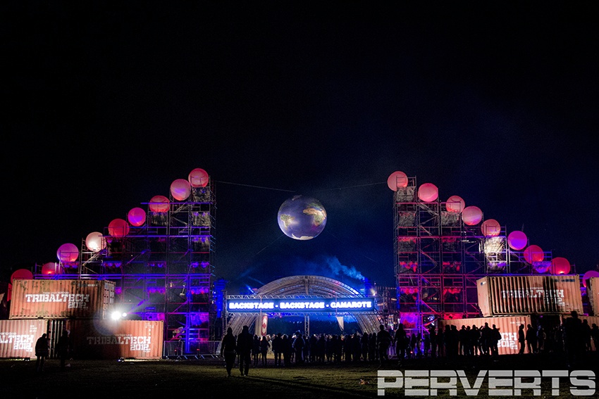 O Festival Tribal Tech teve como cenário vários contêineres perto do palco. Foto: Divulgação O Festival Tribal Tech teve como cenário vários contêineres perto do palco. Foto: Divulgação