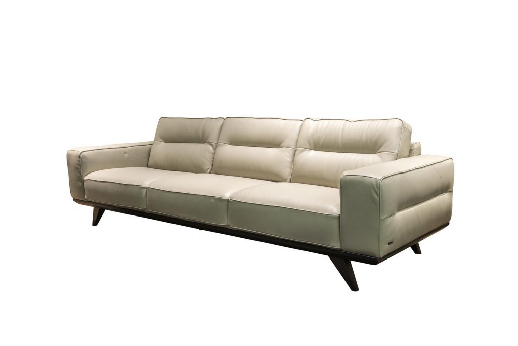 Quer renovar a sala? Listamos poltronas e sofás para diferentes estilos Fotos do produto Sofá Natuzzi da loja Ton Sur Ton da arquiteta Claudia Pimentel para o Rota HAUS. Local: Ton Sur Ton. Alameda Dr. Carlos de Carvalho, 1283 - Batel.
