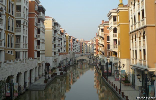 Parece Veneza, mas essa é a cidade chinesa de Dalian, construída para imitar a original italiana. Chineses vestidos com as tradicionais roupas dos gondoleiros fazem a alegria dos turistas. Foto: Bianca Bosker Parece Veneza, mas essa é a cidade chinesa de Dalian, construída para imitar a original italiana. Chineses vestidos com as tradicionais roupas dos gondoleiros fazem a alegria dos turistas. Foto: Bianca Bosker