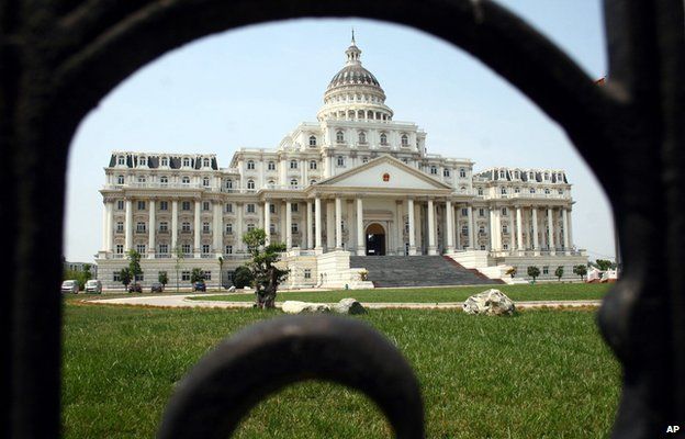 Símbolos dos Estados Unidos, o Capitólio e a Casa Branca se fundiram em um só edifício, localizado na cidade chinesa de Minhang. Foto: AP Símbolos dos Estados Unidos, o Capitólio e a Casa Branca se fundiram em um só edifício, localizado na cidade chinesa de Minhang. Foto: AP