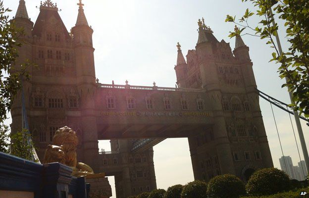 A Tower Bridge é um dos principais pontos turísticos de... Suzhou, na China. Muito parecida à original londrina, a diferença fica por conta do tamanho. A ponte chinesa é maior. Foto: AP A Tower Bridge é um dos principais pontos turísticos de... Suzhou, na China. Muito parecida à original londrina, a diferença fica por conta do tamanho. A ponte chinesa é maior. Foto: AP