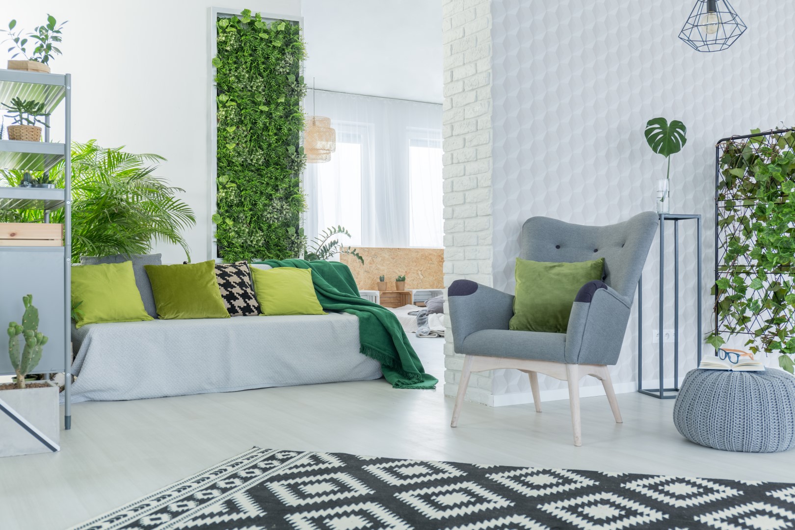 Incluir mais verde e arejar os ambientes ajuda a eliminar fungos e bactérias, colaborando para um ar mais puro dentro de casa. 
Foto: Bigstock. 