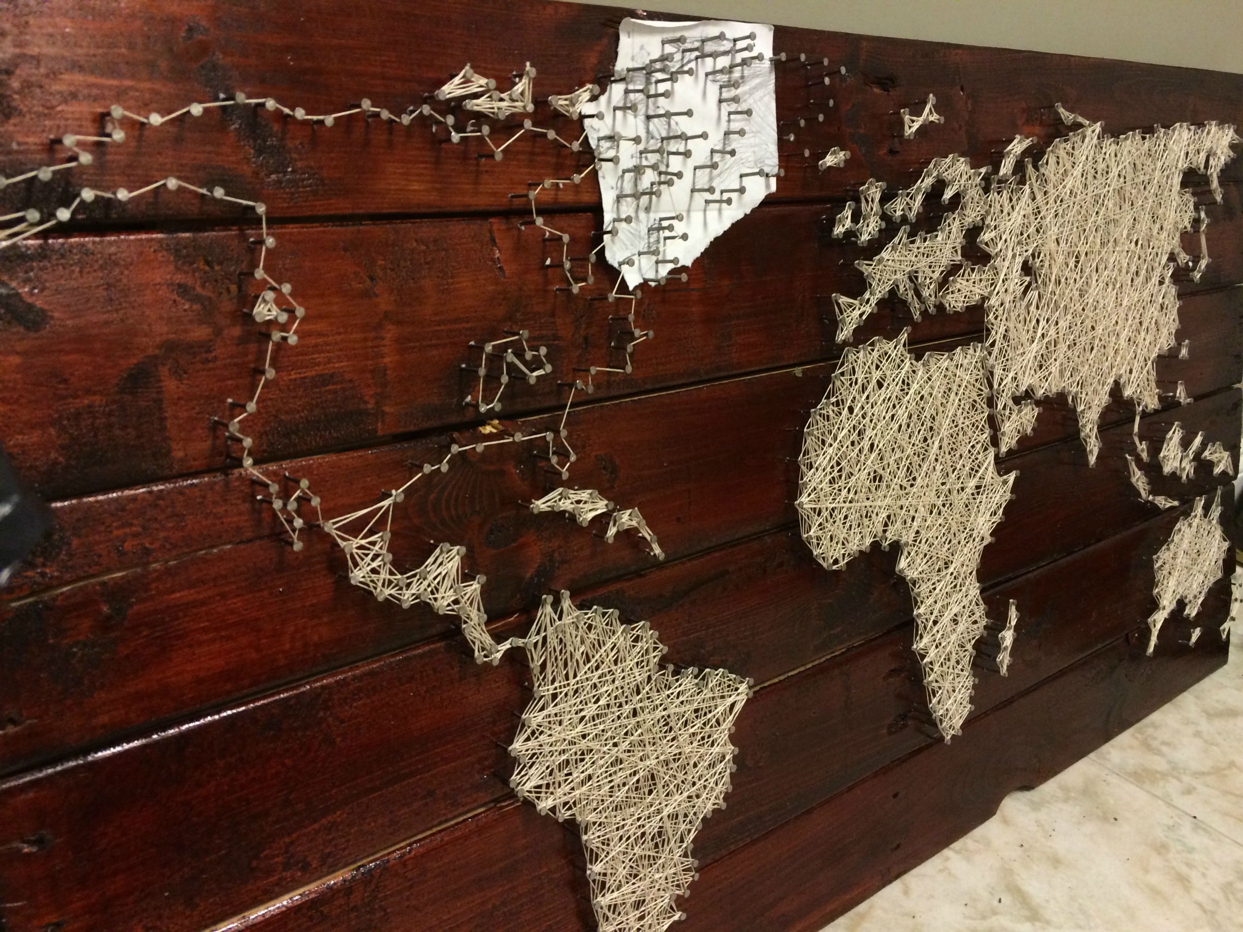 A string art é uma técnica fácil de ser replicada com qualquer tipo de desenho e dá um charme especial à decoração. Foto: Pinterest