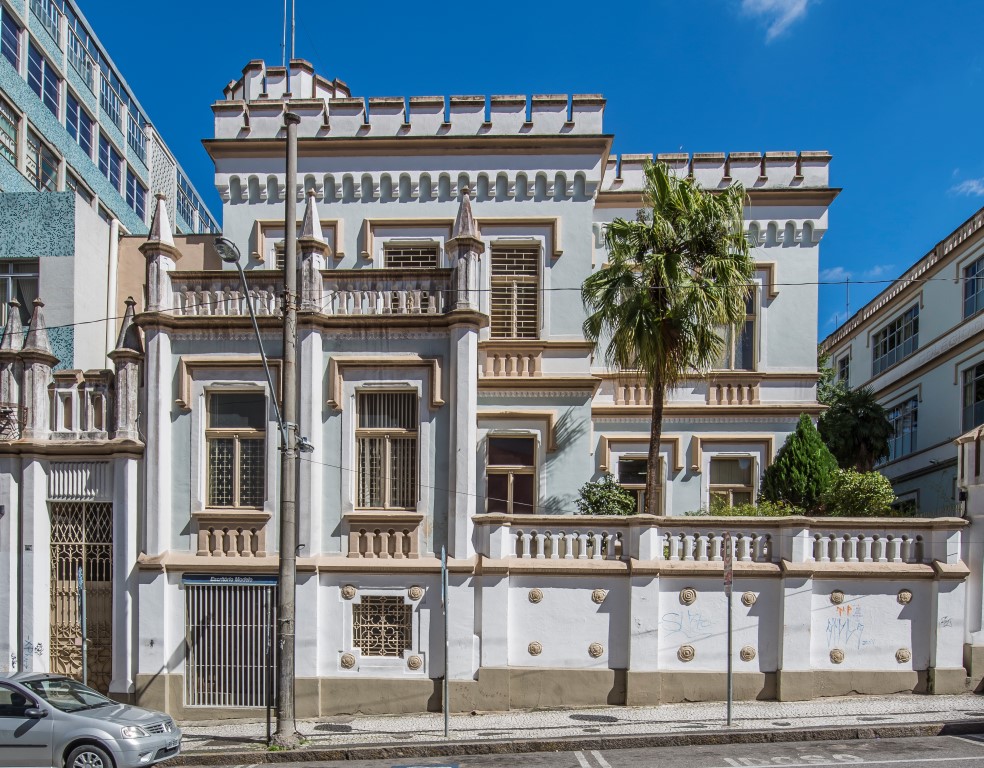 Construído em 1895 em estilo eclético e com ares de castelo, com direito até mesmo à flecheira, o Palacete Hauer foi a casa de José Hauer, primeiro da família a pisar no Brasil. Foto: Letícia Akemi/Gazeta do Povo