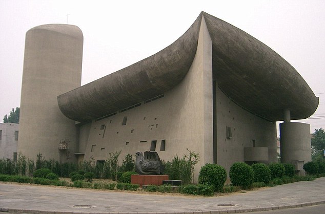 Réplica da Corbusier Chapel feita na cidade de Zhengzhou, China. O projeto original é do arquiteto Charles-Édouard Jeanneret, mais conhecido como Le Corbusier. A construção verdadeira fica em Ronchamp, na França. Foto: Dailymail
Réplica da Corbusier Chapel feita na cidade de Zhengzhou, China. O projeto original é do arquiteto Charles-Édouard Jeanneret, mais conhecido como Le Corbusier. A construção verdadeira fica em Ronchamp, na França. Foto: Dailymail