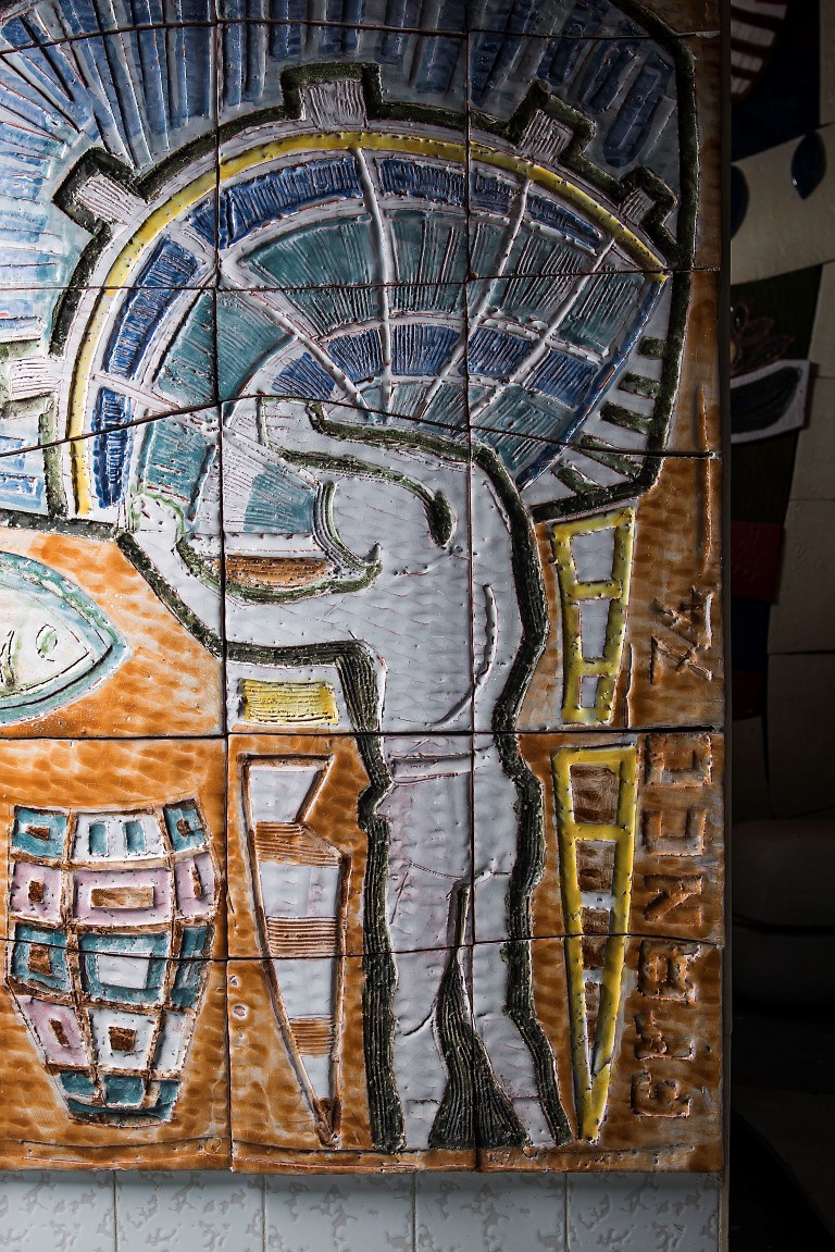 Foto para matéria da Haus. Murais raros do italiano Franco Giglio, figura importante da arte e arquitetura do PR, foram encontrados em casa antiga de Pinhais que pode vir a baixo em breve. A casa de 1972, projetada pelo arquiteto gaúcho Leo Grossman, um dos fundadores do curso de Arquitetura e Urbanismo da UFPR, recebe o nome de seu primeiro dono, o norte-americano George W. Kern. Local: Casa Kern em Pinhais. Foto para matéria da Haus. Murais raros do italiano Franco Giglio, figura importante da arte e arquitetura do PR, foram encontrados em casa antiga de Pinhais que pode vir a baixo em breve. A casa de 1972, projetada pelo arquiteto gaúcho Leo Grossman, um dos fundadores do curso de Arquitetura e Urbanismo da UFPR, recebe o nome de seu primeiro dono, o norte-americano George W. Kern. Local: Casa Kern em Pinhais.
