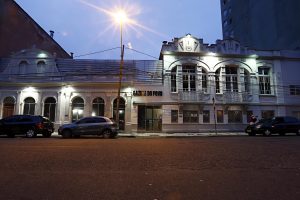 Uma vida de tijolos e papel jornal: conheça a história do prédio da Gazeta do Povo A casa tem traços ecléticos, como frisos em alto relevo na fachada, a platibanda, que esconde o telhado e a sacada com gradil em ferro. Foto: Albari Rosa/Gazeta do Povo