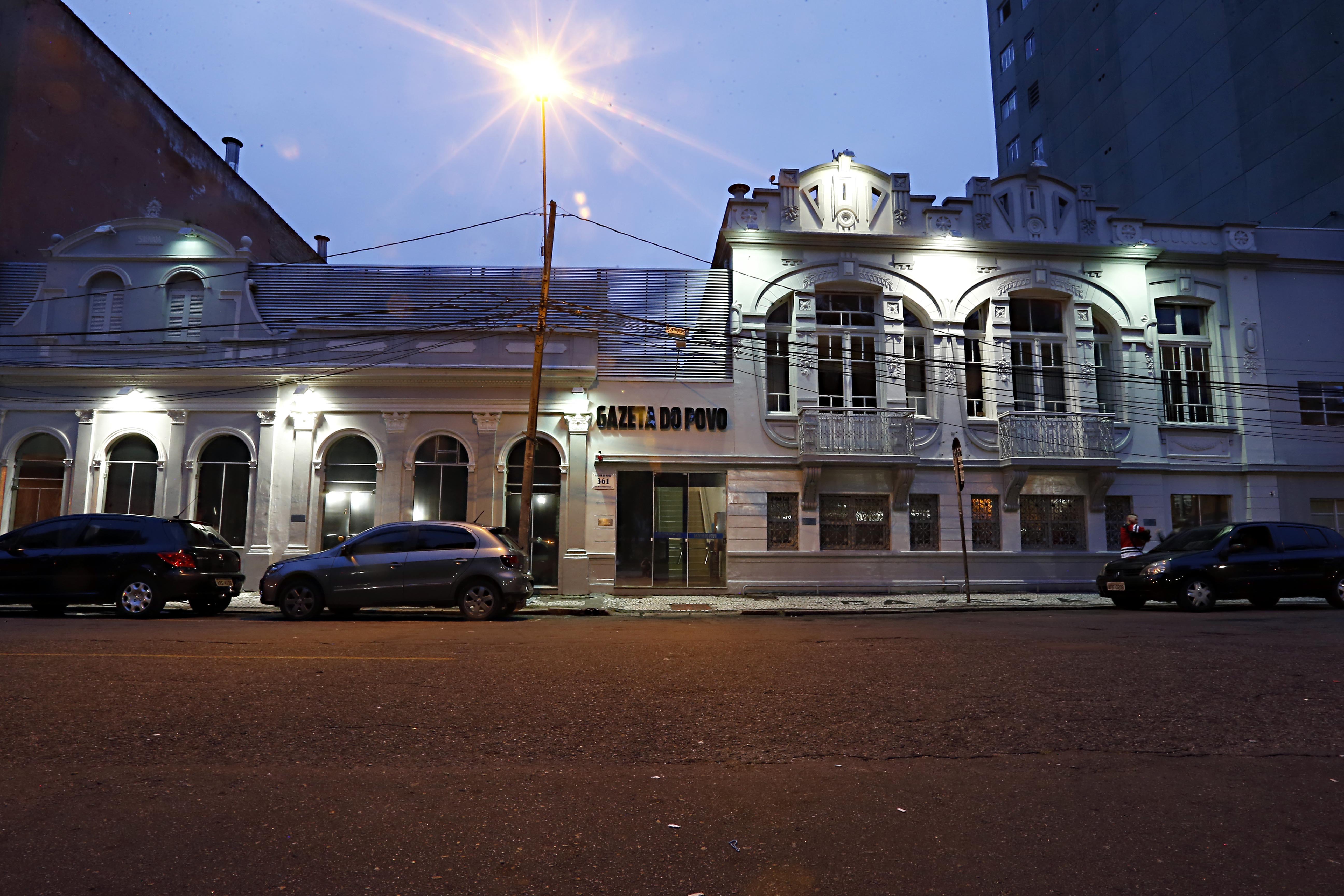 A casa tem traços ecléticos, como frisos em alto relevo na fachada, a platibanda, que esconde o telhado e a sacada com gradil em ferro. Foto: Albari Rosa/Gazeta do Povo