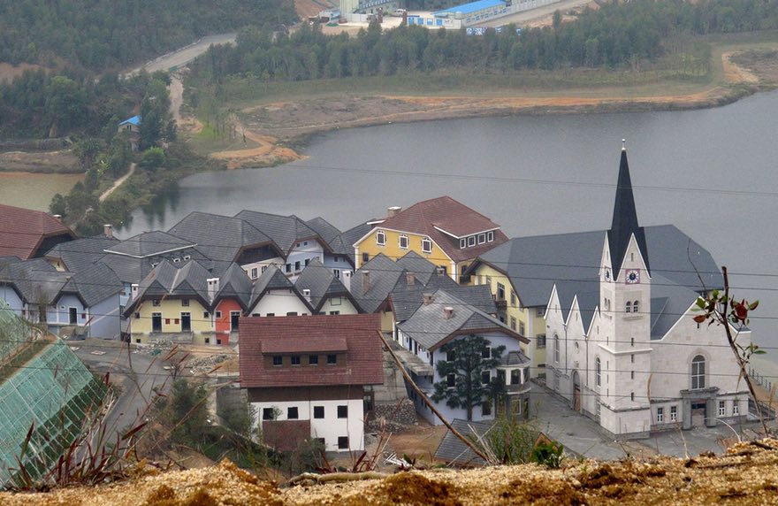 Guangdong é uma cidade chinesa construída à imagem e semelhança de Hallstatt, na Áustria. Foto: Alex Hofford/Sinopix/Rex Guangdong é uma cidade chinesa construída à imagem e semelhança de Hallstatt, na Áustria. Foto: Alex Hofford/Sinopix/Rex