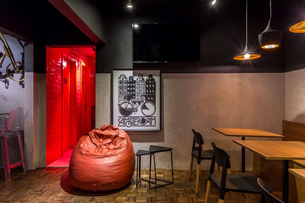 Detalhe da área interna do Red Light Burger and Beer, em Curitiba. Fotos: Eduardo Macarios/Divulgação