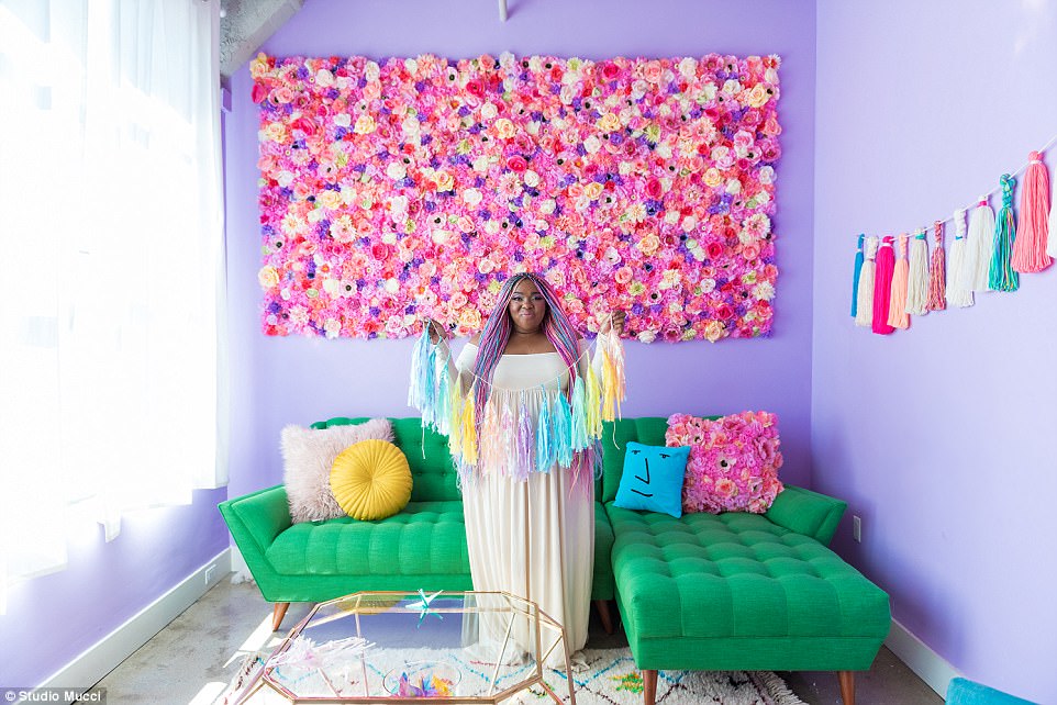 O apartamento de Amina é inspirado em unicórnios. O apartamento de Amina é inspirado em unicórnios.