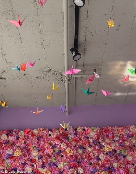Mural de flores e origamis de pássaros chamam a atenção no apartamento de Amina. Mural de flores e origamis de pássaros chamam a atenção no apartamento de Amina.