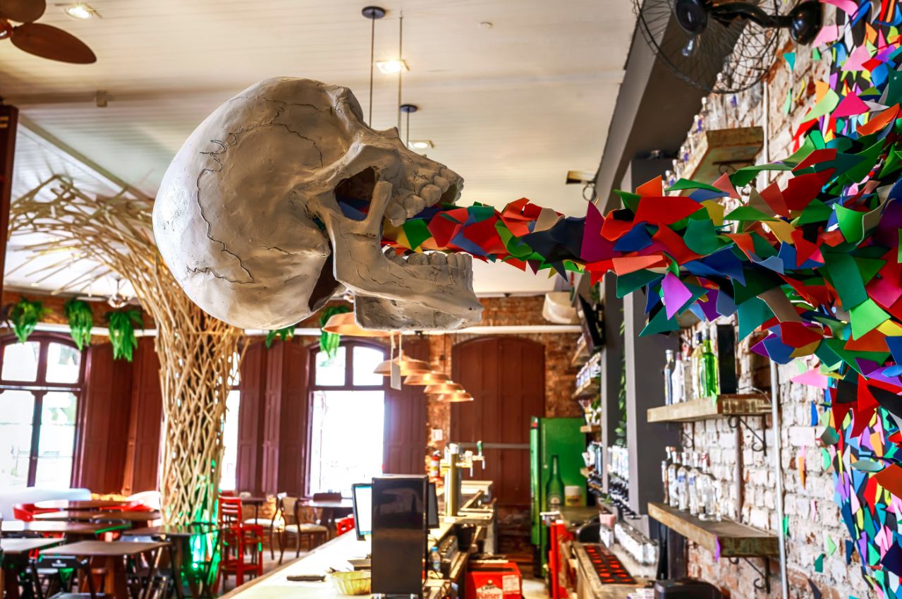 As obras de Tony Reis e Dimas são os destaques da decoração do bar. Foto: André Rodrigues/Gazeta do Povo