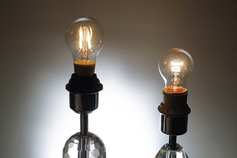 30 de Junho é a data do fim da produção da lampada incandescente no Brasil. Na foto lampadas de led e incadescente na loja Luna Luce 30 de Junho é a data do fim da produção da lampada incandescente no Brasil. Na foto lampadas de led e incadescente na loja Luna Luce