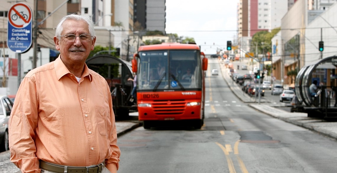 LUBOMIR FICINSKI. CURITIBA. 24/10/11. VIDA E CIDADANIA. O arquiteto urbanista, Lubomir Ficinski na canaleta da Av Parana , fala com a Gazeta sobre o sistema de transporte coletivo. Foto: Hugo Harada/ Agencia de Noticias Gazeta do Povo LUBOMIR FICINSKI. CURITIBA. 24/10/11. VIDA E CIDADANIA. O arquiteto urbanista, Lubomir Ficinski na canaleta da Av Parana , fala com a Gazeta sobre o sistema de transporte coletivo. Foto: Hugo Harada/ Agencia de Noticias Gazeta do Povo