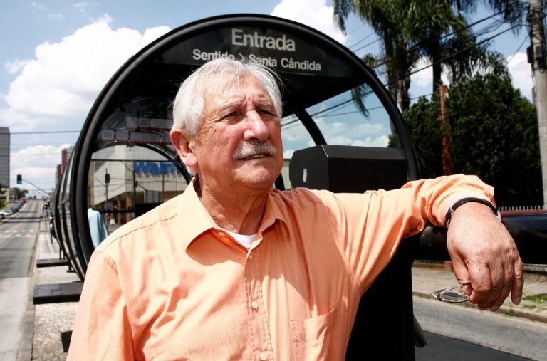 O arquiteto e urbanista Lubomir Ficinski na canaleta da Av. Paraná. Foto: Hugo Harada/Gazeta do Povo