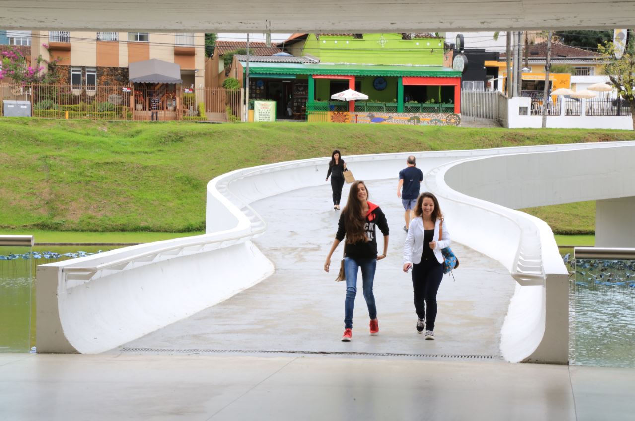 Em seu projeto original, o prédio principal do Museu Oscar Niemeyer deveria abrigar um centro educacional. Foto: Ivonaldo Alexandre/Arquivo Gazeta do Povo